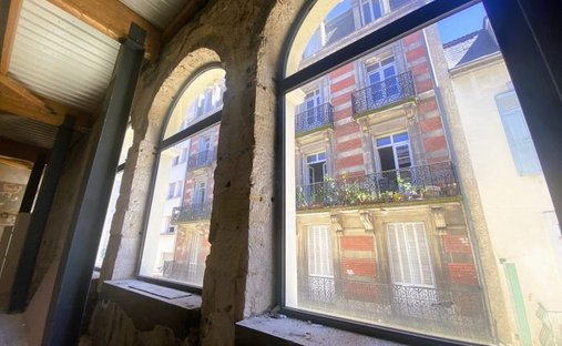 17th C. Chateau (With A Section Dedicated To Events) And 5 Acres In Centre Of France