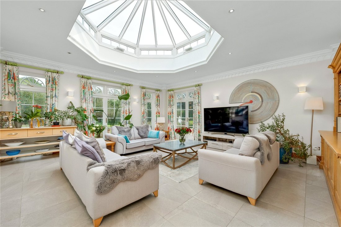 House in Brooklands, Elmbridge, England 3 - 17260324