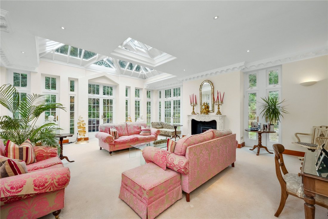 House in Brooklands, Elmbridge, England 5 - 17260324