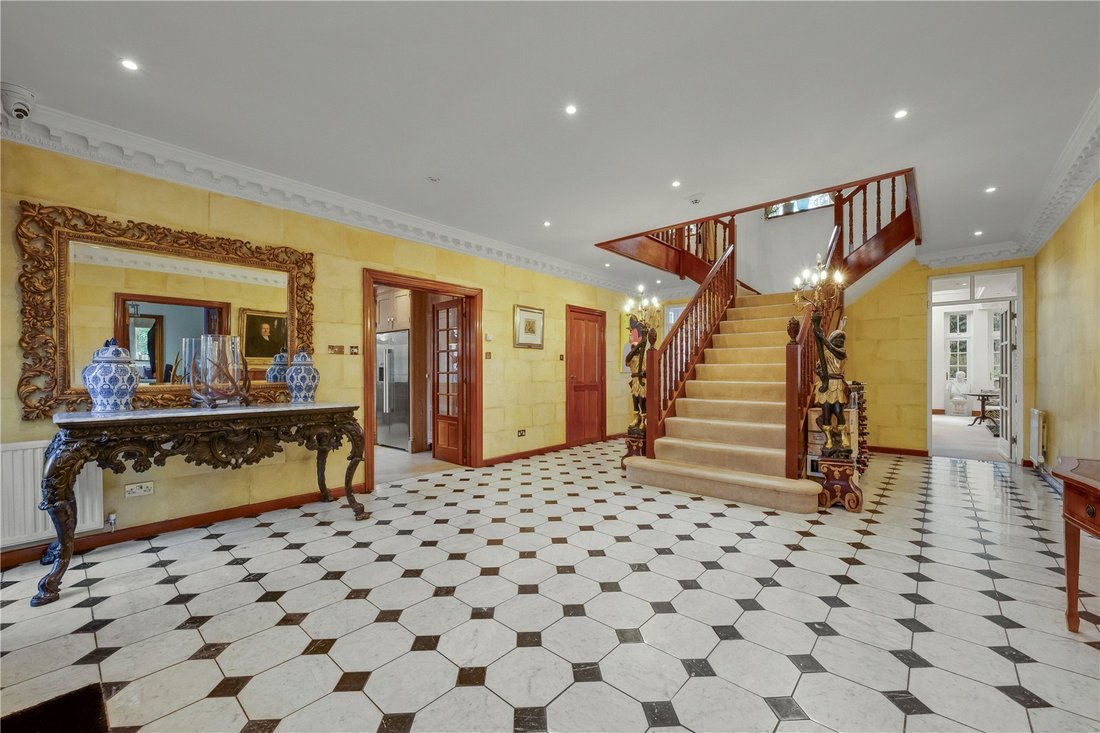 House in Brooklands, Elmbridge, England 4 - 17260324