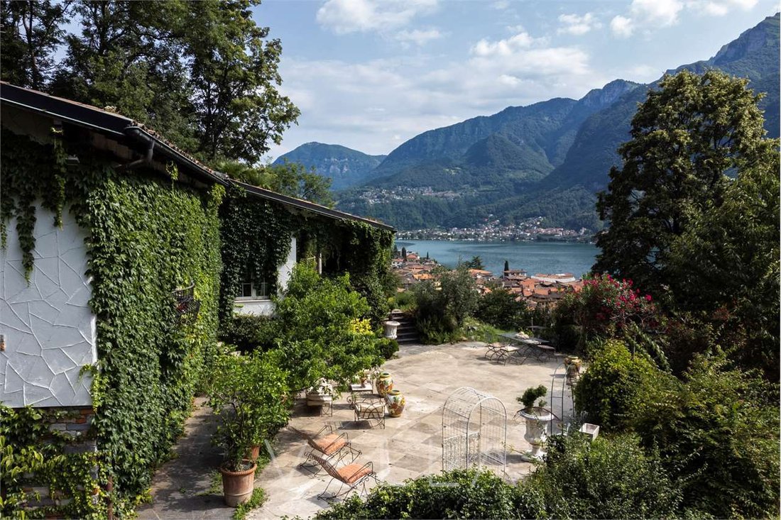 Charming Retreat With Panoramic Views