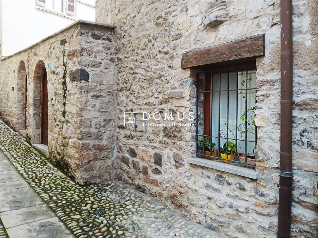 3.5 Room Village House In The Historic Center Of Bissone