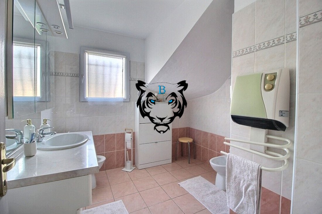 House in Partie Nord-Ferrieres-Cadenades-Rouviere, Le Muy, France 4 - 17265732