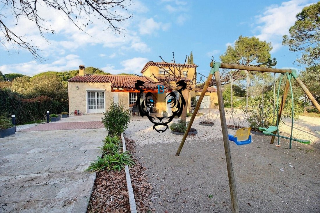 House in Partie Nord-Ferrieres-Cadenades-Rouviere, Le Muy, France 1 - 17265732