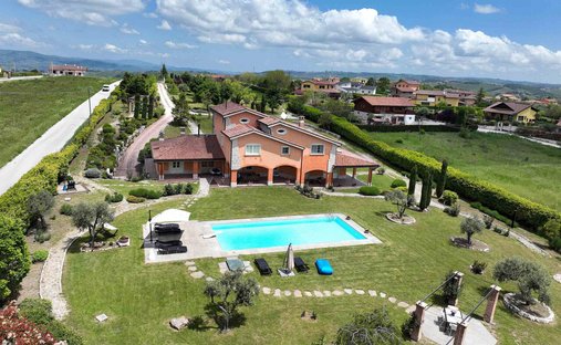 Villa in Oratino, Molise, Italy 1