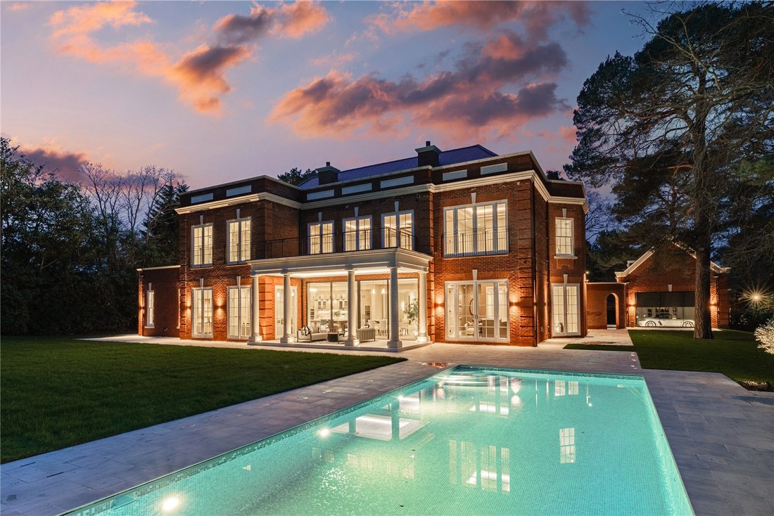 House in Brooklands, Elmbridge, England 2 - 17268179