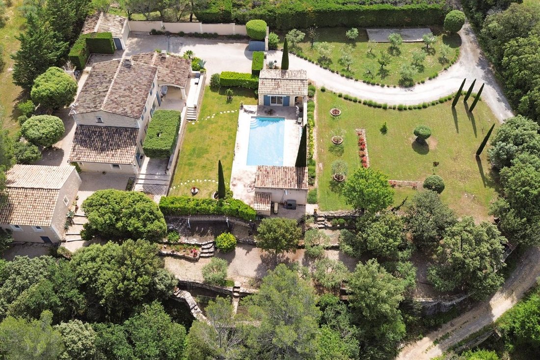 Estate in Gordes, Provence-Alpes-Côte d'Azur, France 1 - 17270287