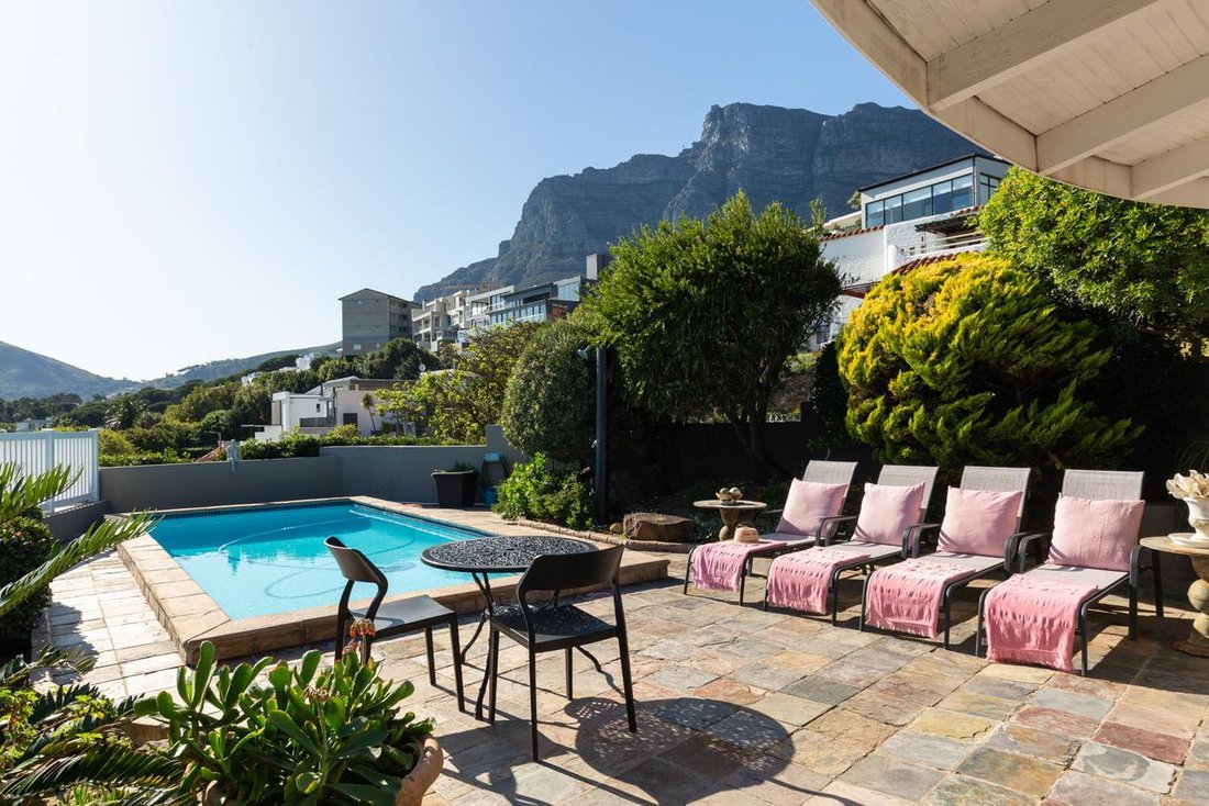 House in Camps Bay, Atlantic Seaboard, Cape Town 2 - 17268275