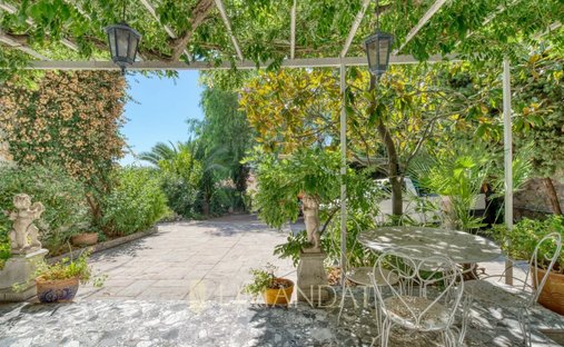 Villa in Menton, Provence-Alpes-Côte d'Azur, France 1
