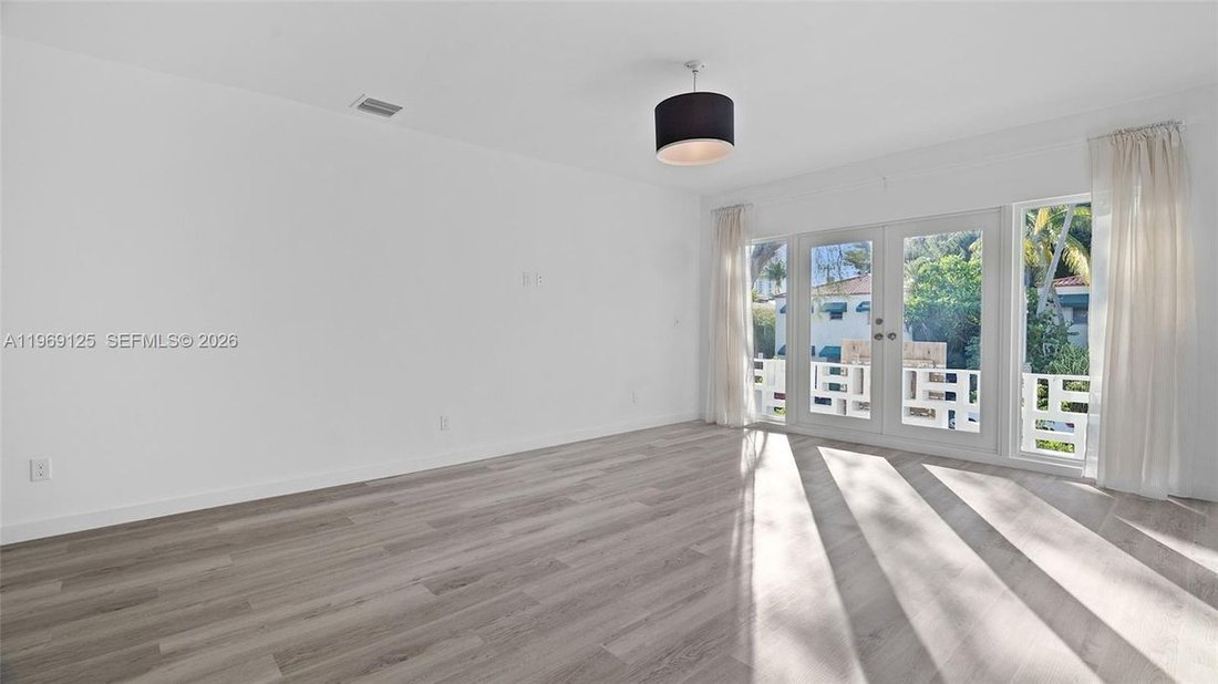 Miami Beach, Florida, United States 5 - 17271359