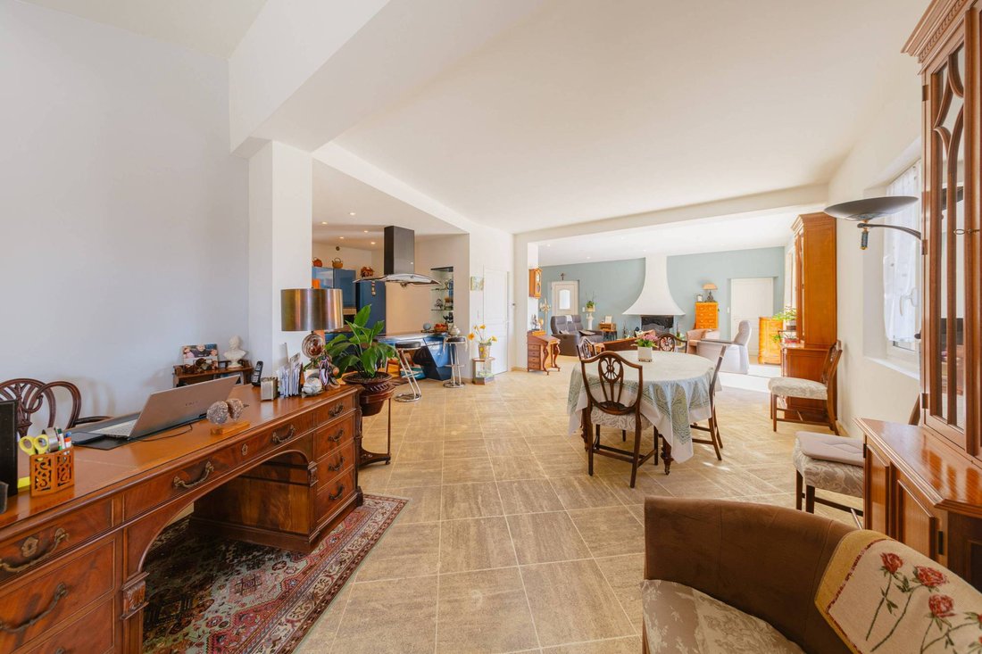 Estate in Gordes, Provence-Alpes-Côte d'Azur, France 5 - 17270287