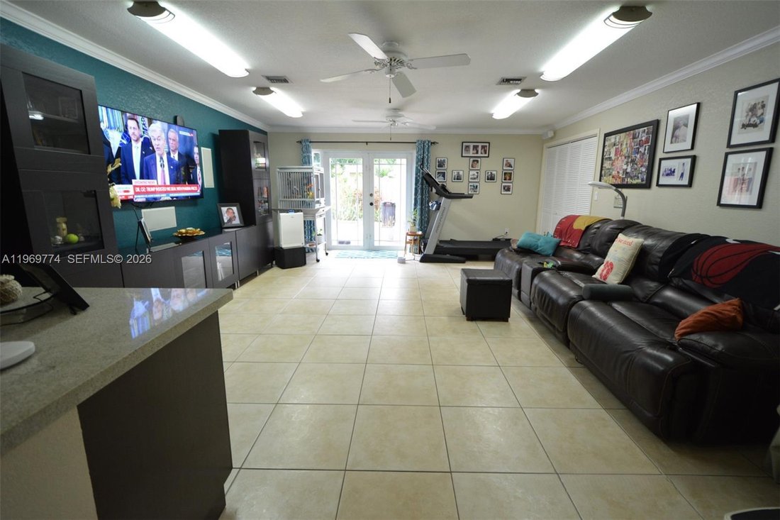 House in Hialeah, Florida, United States 4 - 17275526