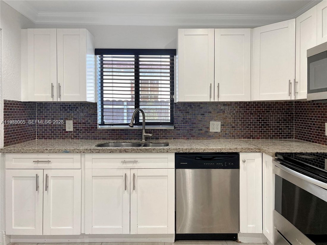 House in Hialeah, Florida, United States 3 - 17278295