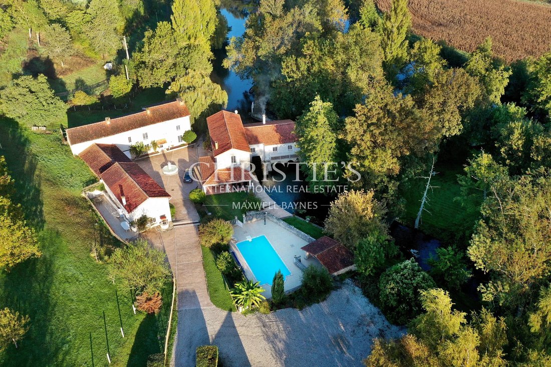 Estate in Linars, Nouvelle-Aquitaine, France 1 - 13714727
