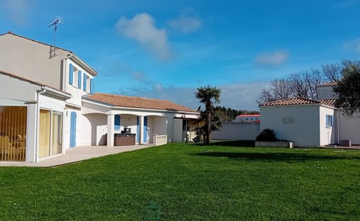 Villa in Saint-Sulpice-de-Royan, Nouvelle-Aquitaine, France 1