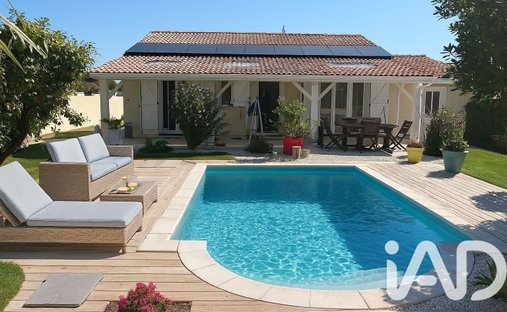 House in Plateaux, Floirac, France 1