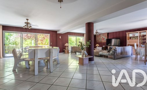 House in L'Etang, Sainte-Genevieve-des-Bois, France 1