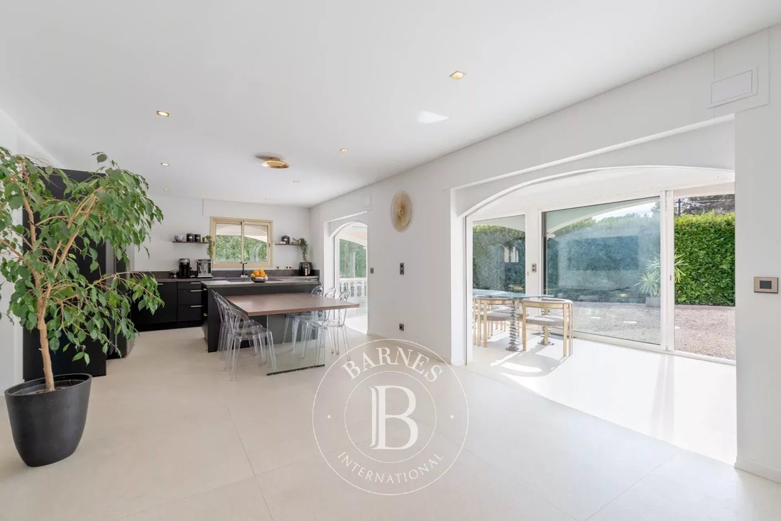 Villa in Nord, Roquefort-les-Pins, France 4 - 17283461