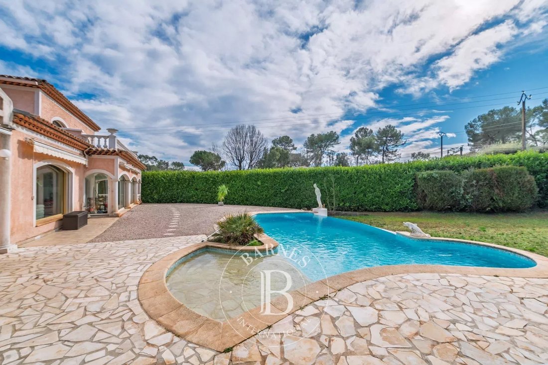 Villa in Nord, Roquefort-les-Pins, France 1 - 17283461