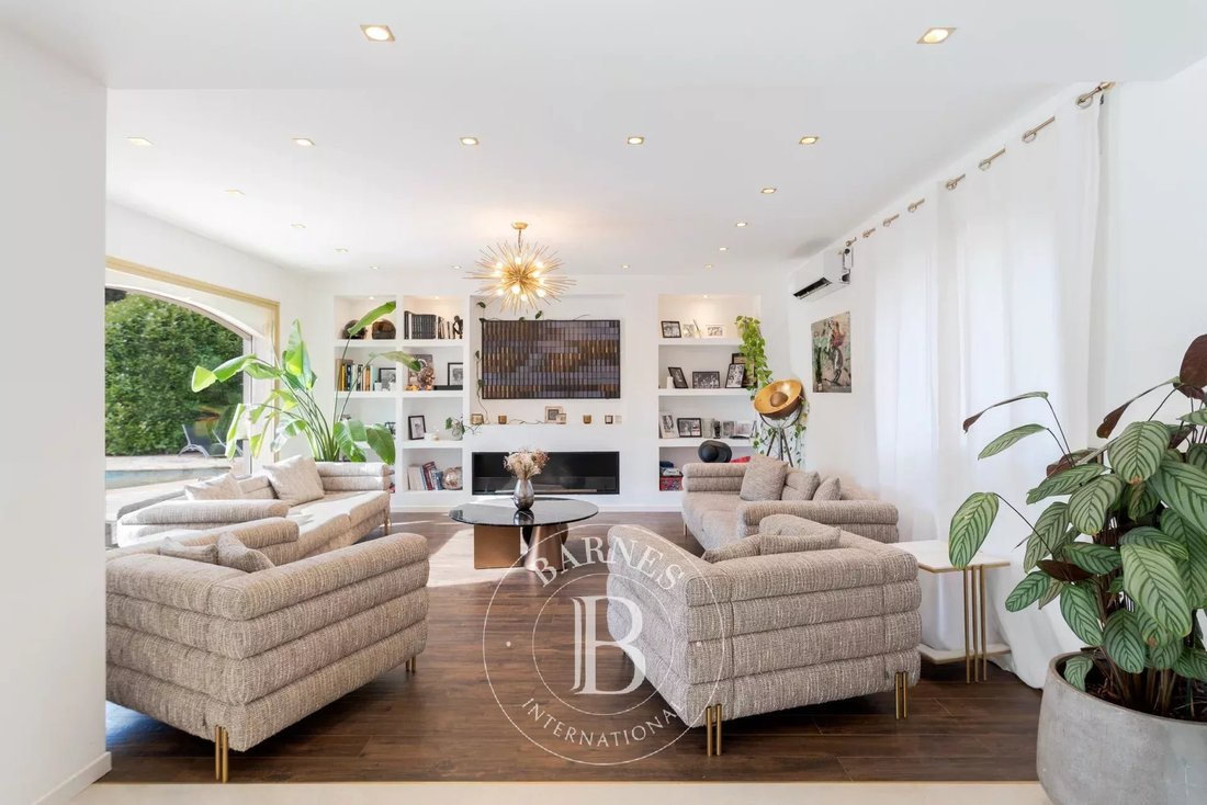 Villa in Nord, Roquefort-les-Pins, France 3 - 17283461