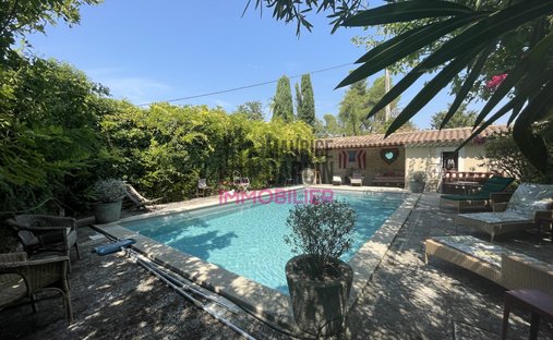 House in Centre Ville, Le Thor, France 1