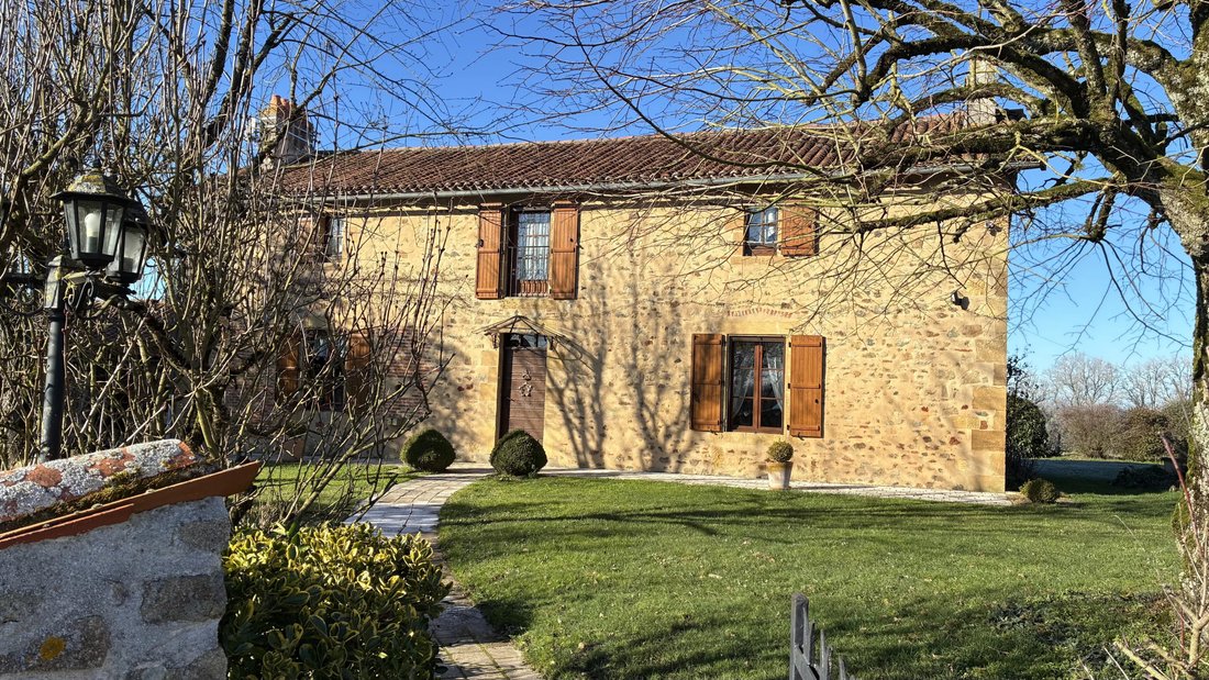 Corps de ferme à Availles-Limouzine, Nouvelle-Aquitaine, France 1 - 17283340
