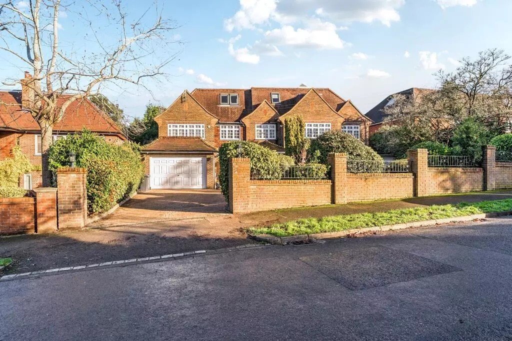 House in Barnet, England 1 - 16932958