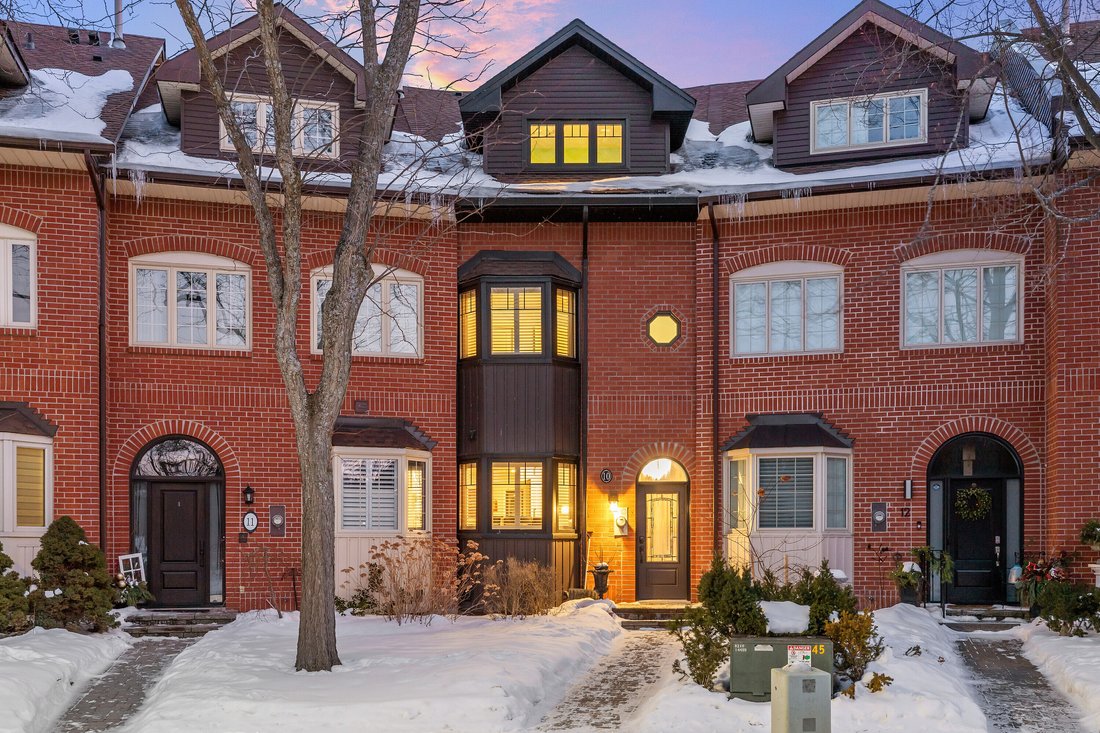 Townhouse in Oakville, Ontario, Canada 2 - 17285041