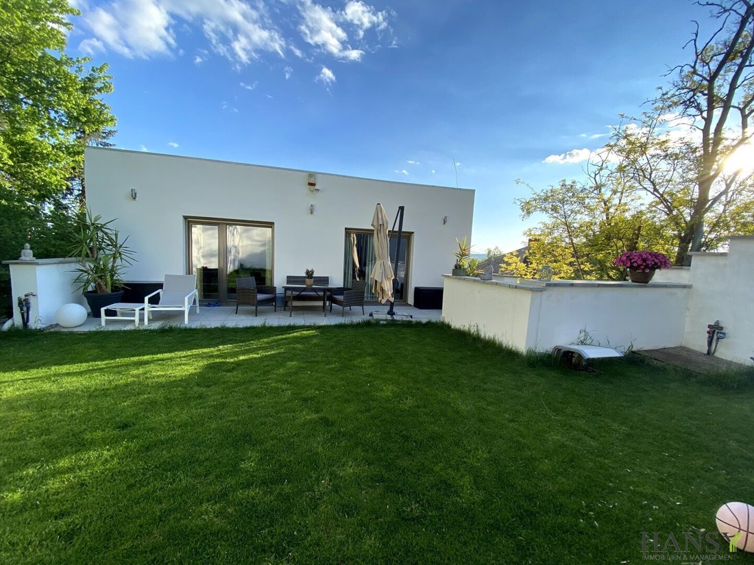 Beeindruckendes Mehrfamilienhaus In äußerst Begehrter Wohnlage In Neusiedl Am See