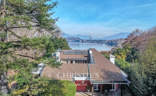 Villa in Ranco, Lombardy, Lombardy, Italy 1
