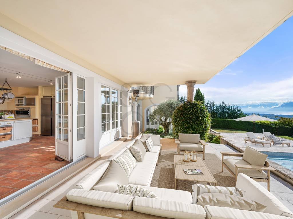 A Mediterranean Jewel Between Vineyards And Lake