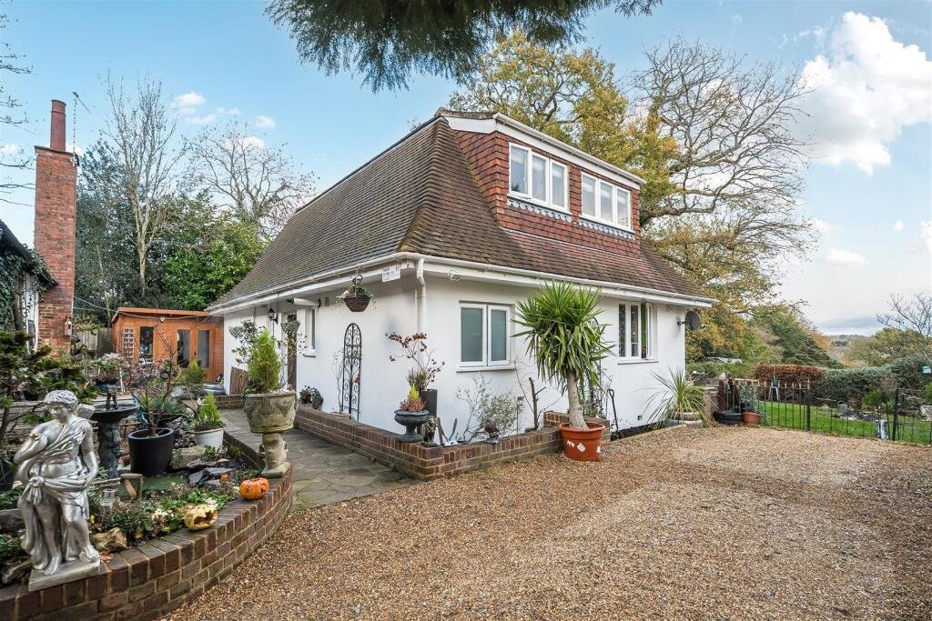 House in Coulsdon, London Borough of Croydon, England 1 - 17102065