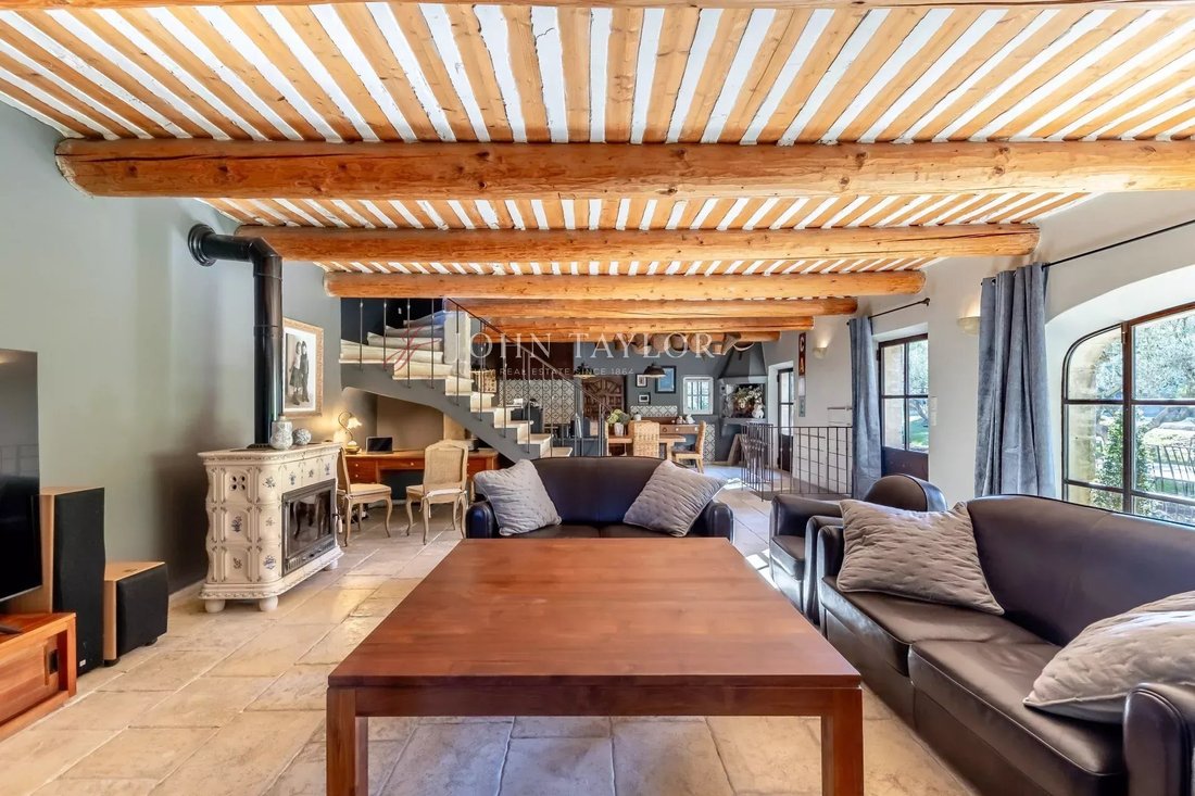 Estate in Cavaillon, Provence-Alpes-Côte d'Azur, France 5 - 13555730