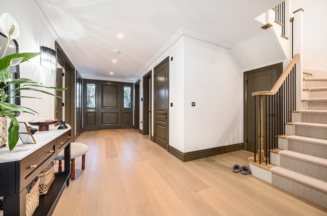 Townhouse in Mill Hill, Barnet, England 2 - 16825183