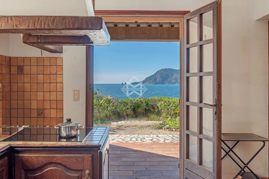 Villa in Pin Rolland-Maregau, Saint-Mandrier-sur-Mer, France 5 - 17147466