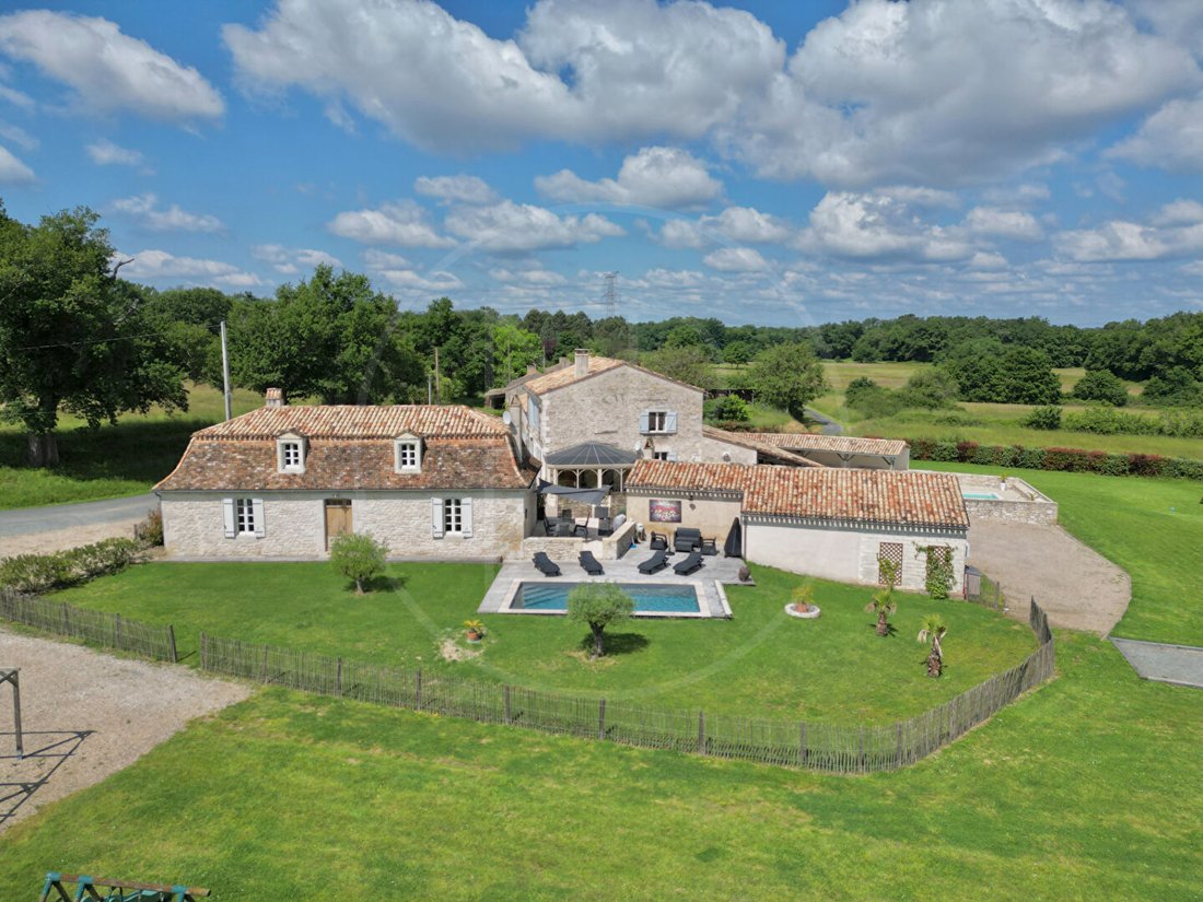 Villa in Saint-Méard-de-Gurçon, Nouvelle-Aquitaine, France 1 - 17289004