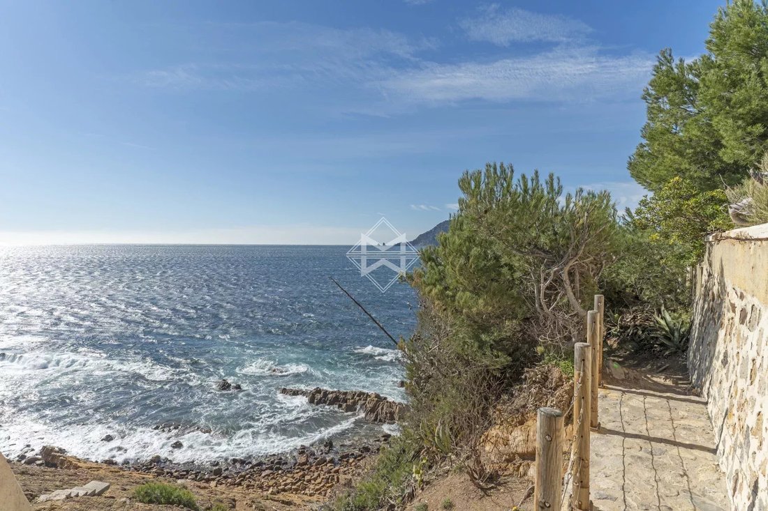 Villa in Pin Rolland-Maregau, Saint-Mandrier-sur-Mer, France 1 - 17147466