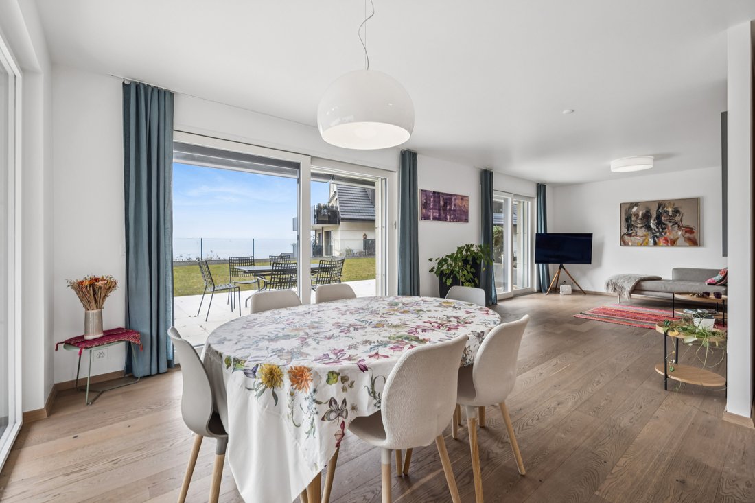 Spacious Garden Level With Lake View And Top Of The Range Finishes