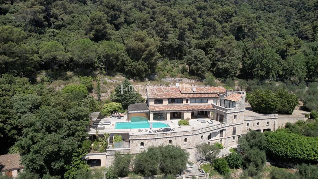 Estate in Grasse, Provence-Alpes-Côte d'Azur, France 1 - 17289776