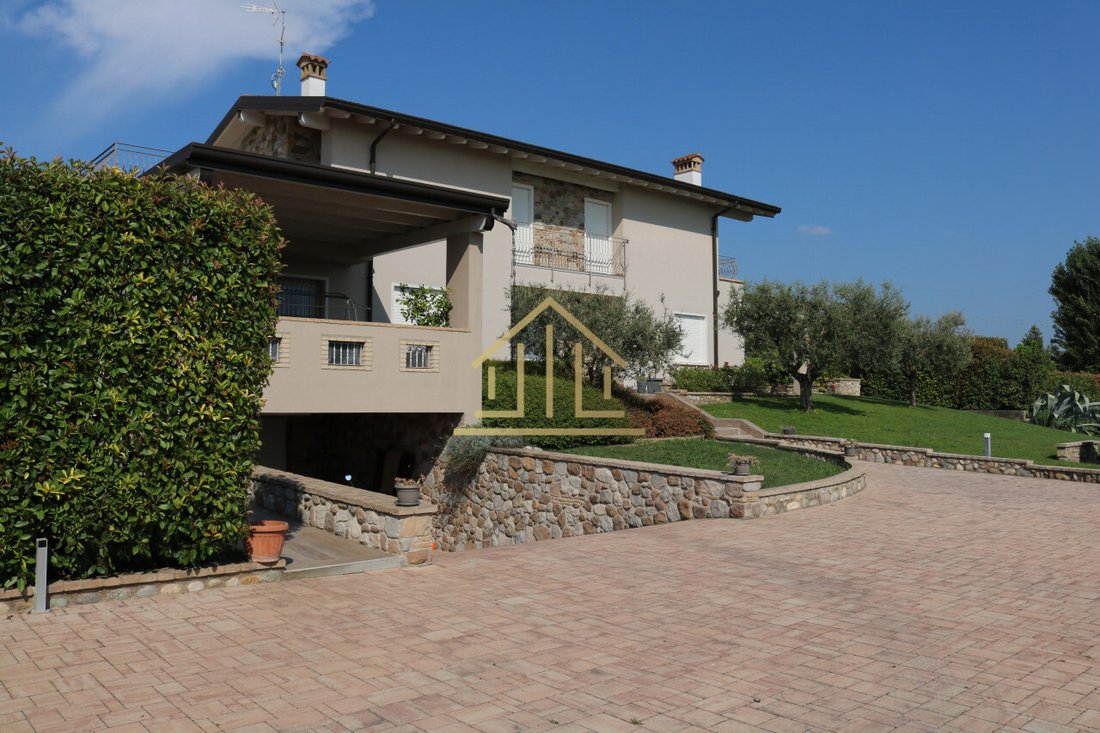 Villa in Castiglione delle Stiviere, Lombardy, Italy 1 - 16802349