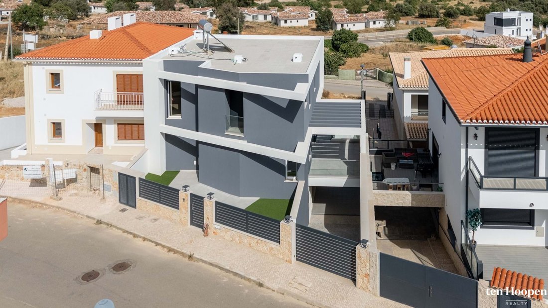 Villa in Mexilhoeira Grande, Algarve, Portugal 2 - 14863287