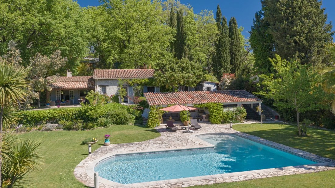 Villa in Châteauneuf-Grasse, Provence-Alpes-Côte d'Azur, France 1 - 14084676