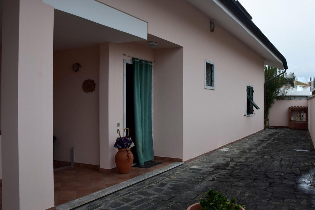Villa in Avenza, Marina di Carrara, Tuscany 3 - 17296058