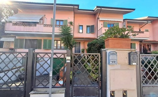 Country House in Vittoria Apuana, Forte dei Marmi, Tuscany 1