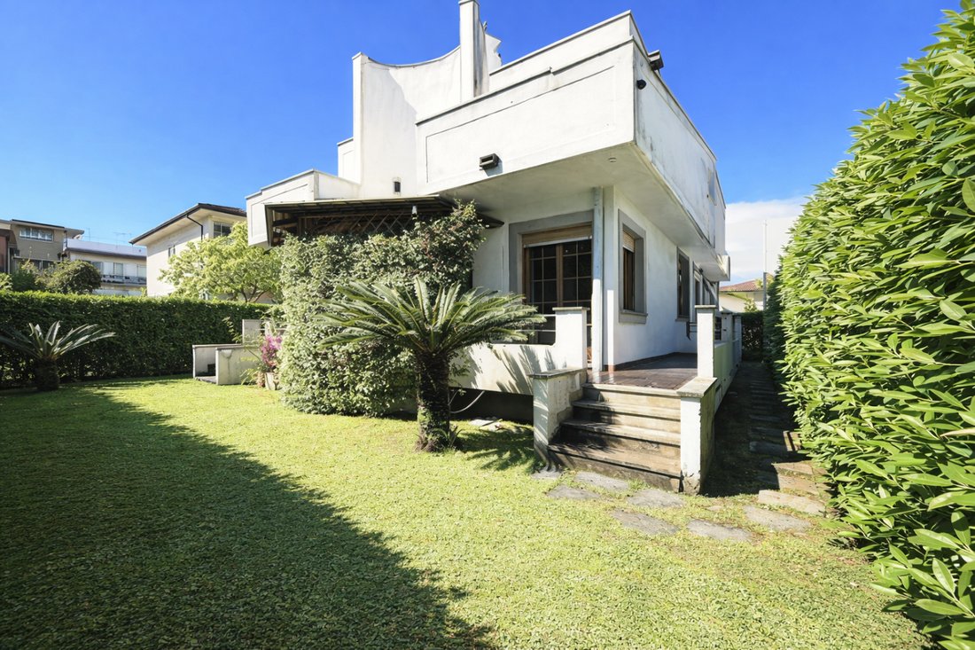 Villa in Ronchi, Massa, Italy 1 - 17294365