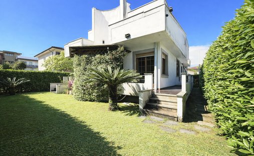 Villa in Ronchi, Massa, Italy 1