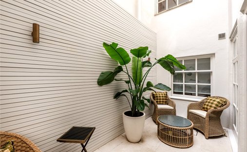 Apartment in Piccadilly, Westminster, England 1