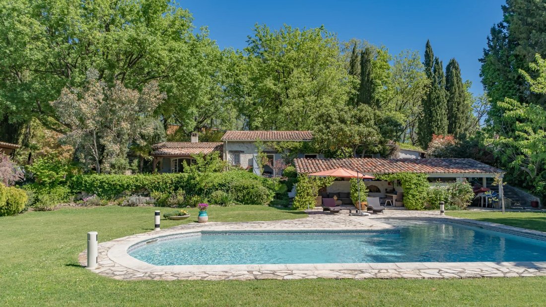 Villa in Châteauneuf-Grasse, Provence-Alpes-Côte d'Azur, France 2 - 14084676