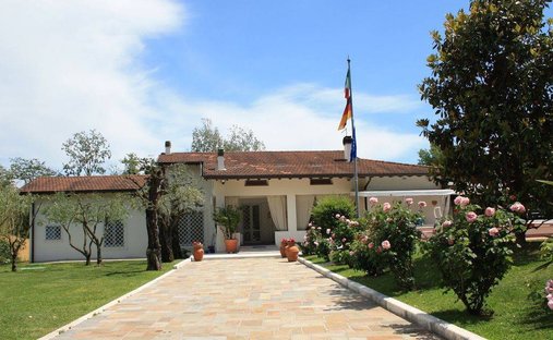 Villa in Pietrasanta, Tuscany, Italy 1