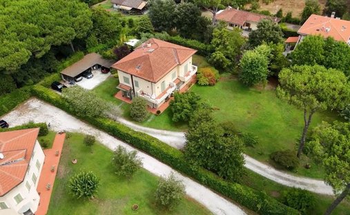 Villa in Ronchi, Massa, Italy 1